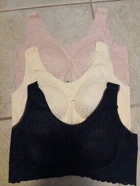wireless, seamless comfort bra featuring a lace overlay and removable padding